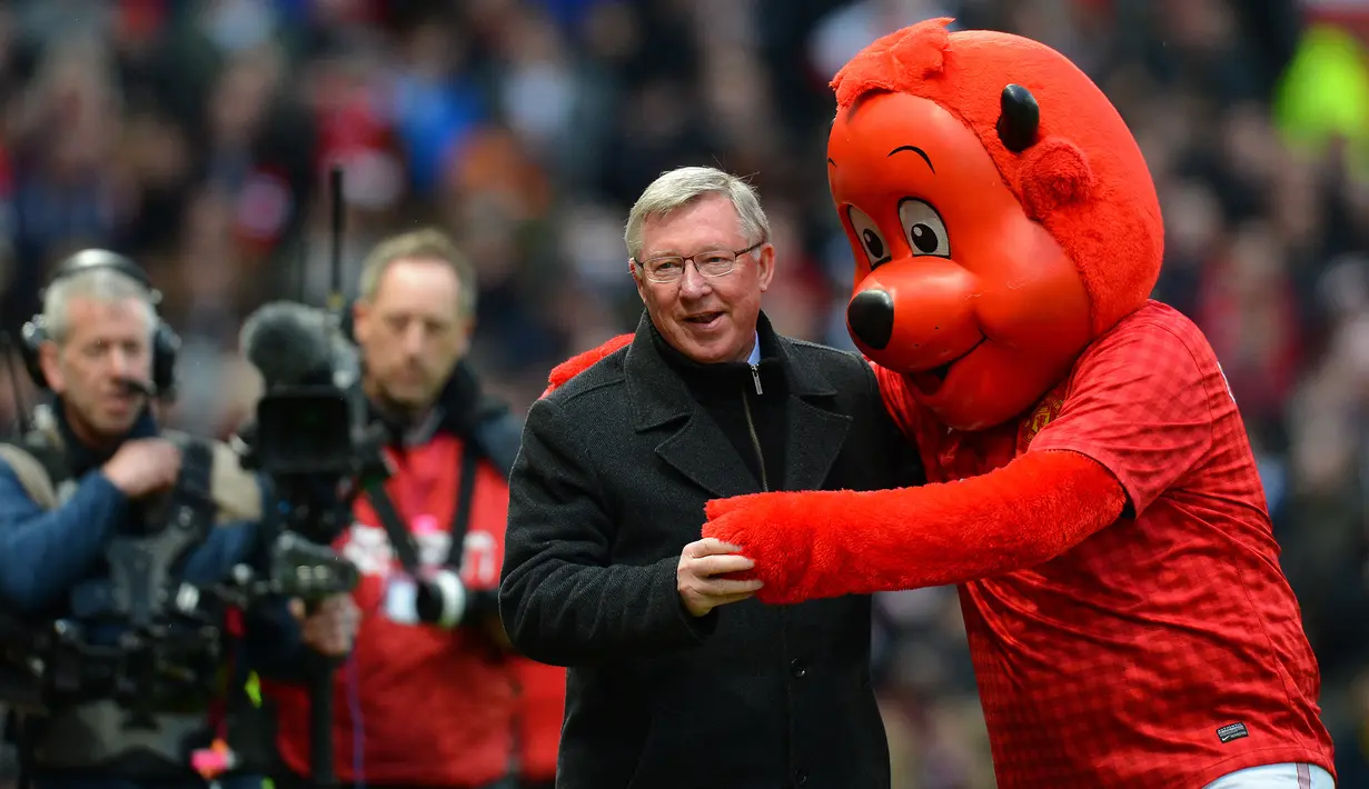Sir Alex Ferguson. Pelatih asal Skotlandia berusia 79 tahun yang memutuskan meninggalkan Manchester United pada Mei 2013, mengoleksi raihan 500 gol di Liga Inggris dalam 265 laga. Ia melakukannya hanya bersama Setan Merah yang ditanganinya sejak November 1986 hingga Mei 2013. (AFP/Andrew Yates)