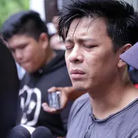 Ayahanda Ariel NOAH, Nazmul Irphan memang telah pergi untuk selama-lamanya. Namun bagi Ariel NOAH kenangan bersama ayahnya akan terkenang seumur hidupnya. (Adrian Putra/Bintang.com)