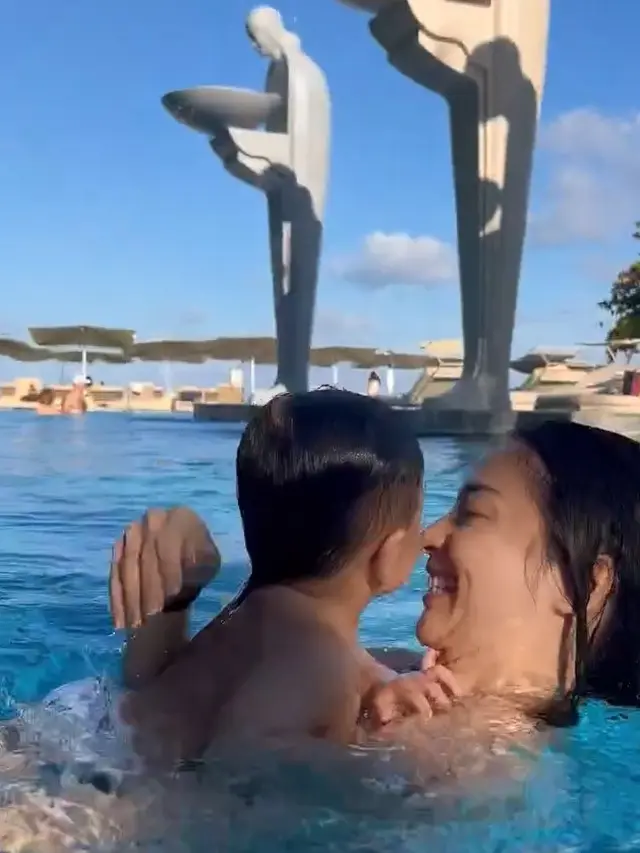 Nikita Willy ajari Baby Izz berenang (Instagram/nikitawillyofficial94)