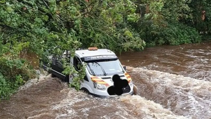 Ikuti GPS, Pengendara ini Kendarai Mobilnya ke Dalam Sungai