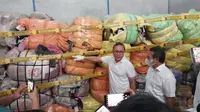 Menteri Perdagangan Zulkifli Hasan dalam seremoni pembakaran pakaian bekas impor di gudang Grasia, Karawang, Jawa Barat, Jumat (12/8/2022). Liputan6.com/Arief
