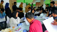 Proses sortir dan lipat surat suara DPR RI dan DPRD Provinsi di Gudang Logistik KPU Kota Sukabumi, untuk Pemilu 2024 (Liputan6.com/Fira Syahrin).