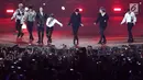 Boy band Korea Selatan, iKON tampil menghibur penonton pada upacara penutupan Asian Games 2018 di Stadion Gelora Bung Karno, Jakarta, Minggu (2/9). Mereka membawakan dua lagu selama 20 menit. (Liputan6.com/Helmi Fithriansyah)
