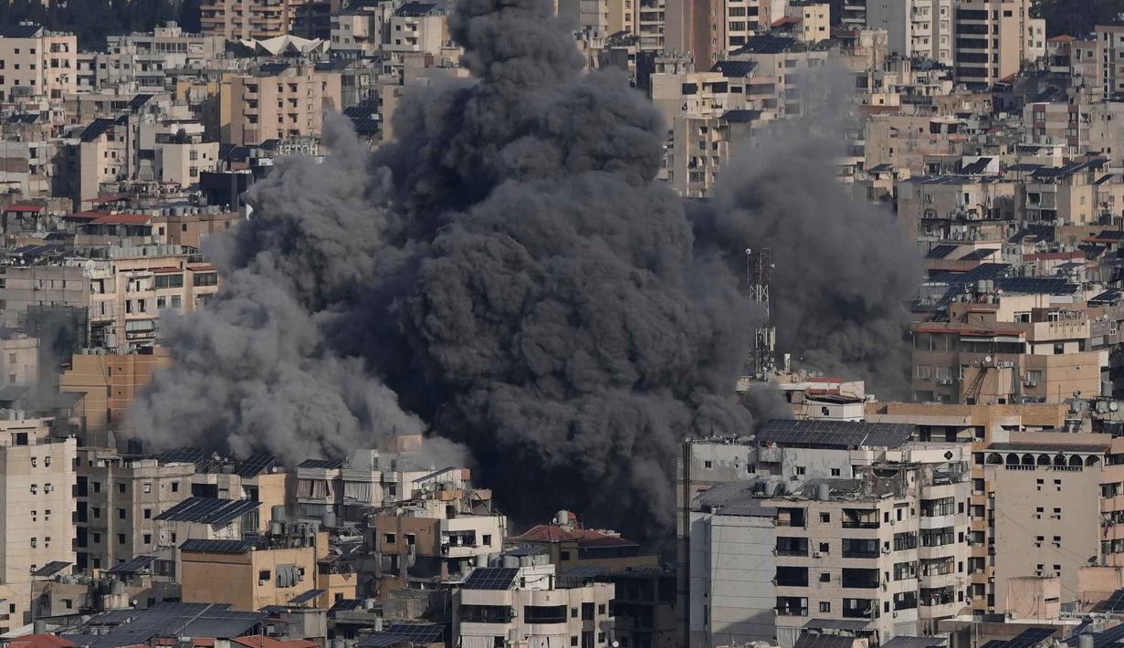 Asap mengepul setelah serangan udara Israel di Dahiyeh, pinggiran selatan Beirut, Lebanon, Rabu 4 Maret 2026. (AP Photo/Bilal Hussein)