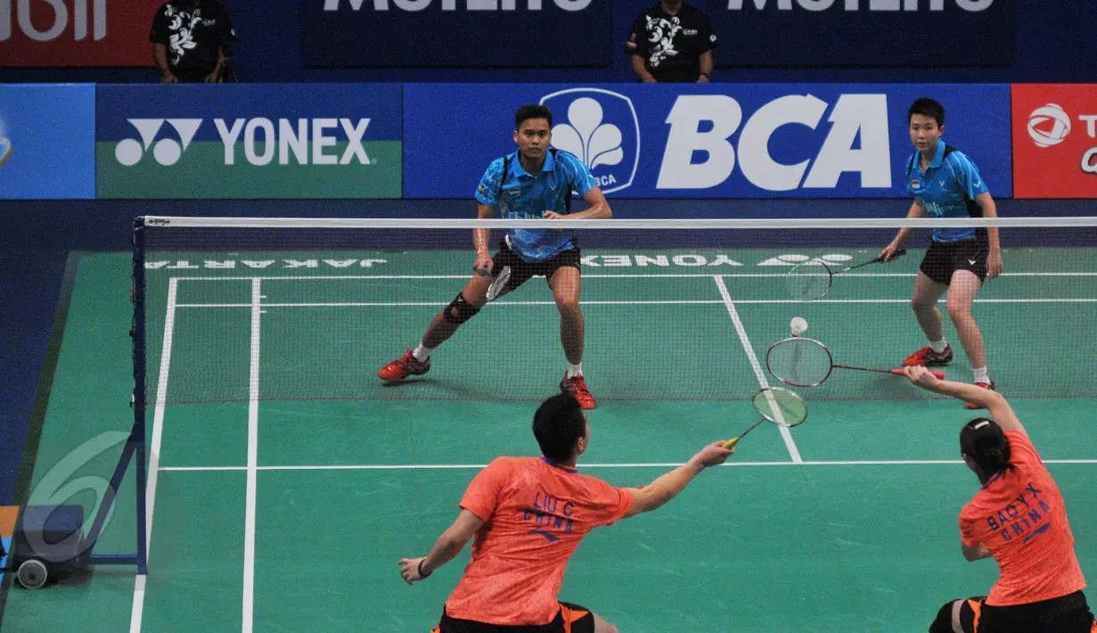 Pertarungan seru antara Tontowi/ Liliyana versus Liu Cheng/ Bao Yixin di Indonesia Open Superseries Premier 2015, Jakarta, Jumat (5/6/2015). Tontowi/ Liliyana keluar sebagai pemenang dengan skor 2-0 (21-15 dan 21-18). (Liputan6.com/Herman Zakharia)
