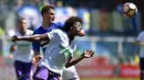 Striker Sampdoria, Patrik Schick, berebut bola dengan  gelandang Fiorentina, Carlos Alberto Sanchez pada laga lanjutan Serie A di Stadion Luigi Ferraris, Genoa, (09/04/2017). (EPA/Simone Arveda)