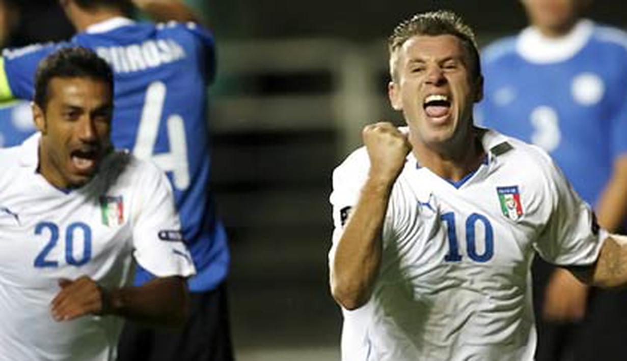 Selebrasi striker Antonio Cassano yang turut mencetak gol kemenangan Italia atas Estonia di partai kualifikasi Euro 2012, 3 September 2010. AFP PHOTO/RAIGO PAJULA