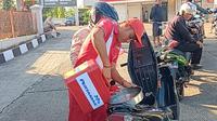 Ilustrasi seorang petugas SPBU sedang mengisi BBM sebuah motor. (Foto: Istimewa)