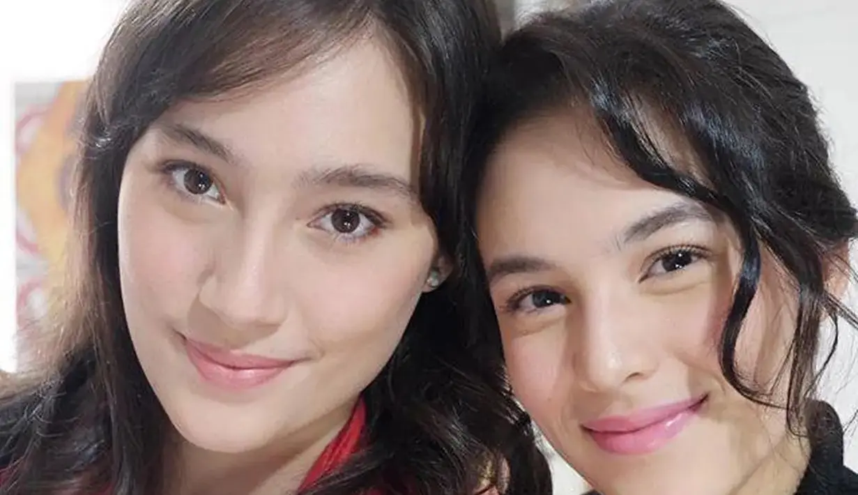 Aktris cantik Tanah Air ini sukses curi perhatian karena penampilannya yang menawan. Berbagai riasan makeup kian menambah aura kecantikan keduanya. Netizen pun terpesona melihat kecantikan dari Tatjana dan Chelsea Islan. (Liputan6.com/IG/chelseaislan)