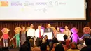 Managing Director Emtek Group, Sutanto Hartono (kanan) memberikan cenderamata pada para pembicara usai seminar Penanganan Autisme yang diselenggarakan YPP, Jakarta, Rabu (7/8/2019). Seminar bertema Kunci Agar Murid Autis Sukses di Sekolah Menengah dan Universitas. (Liputan6.com/Helmi Fithriansyah)
