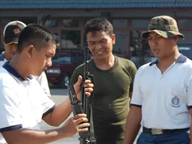 Citizen6, Jakarta: Para prajurit Kolinlamil Jakarta, dalam Lomba Jurit Tangkas HUT Ke - 51 Kolinlamil di Lapangan Apel Mako Kolinlamil, Tanjung Priok, Jakarta Utara, Selasa (26/6). (Pengirim: Kadispen Kolinlamil).