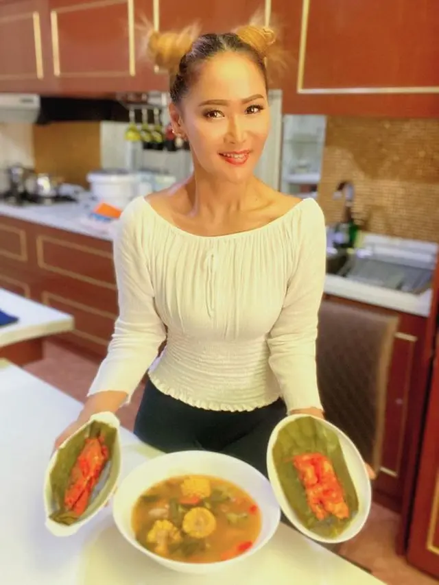 6 Potret Inul Daratista Buat Berbagai Hidangan, Jago Masak Makanan Berat Sampai Kue
