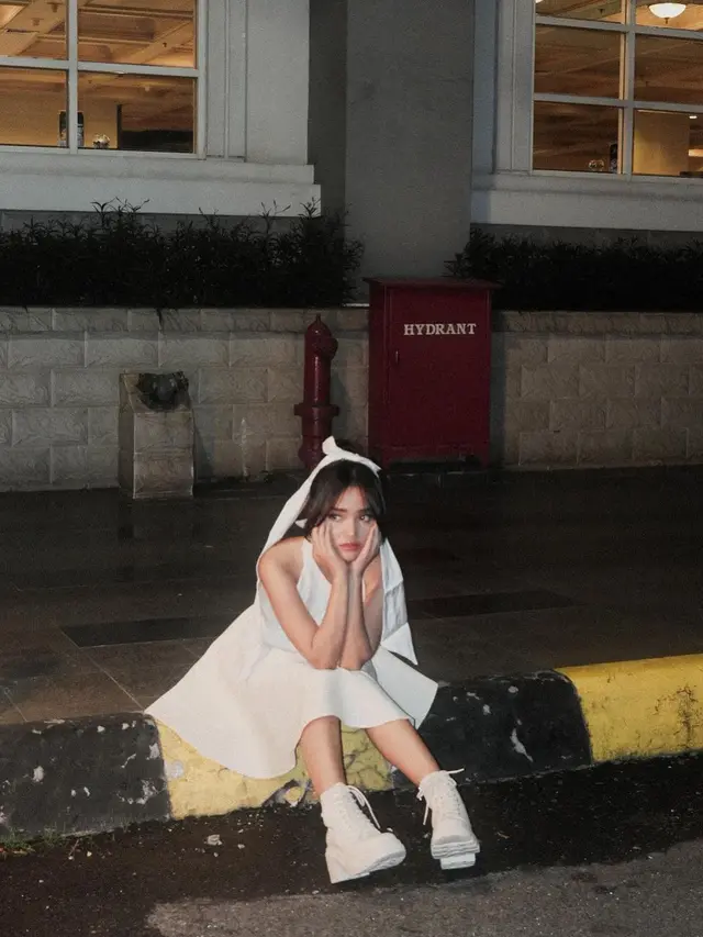 Potret Fuji Saat Berfoto di Pinggir Jalan