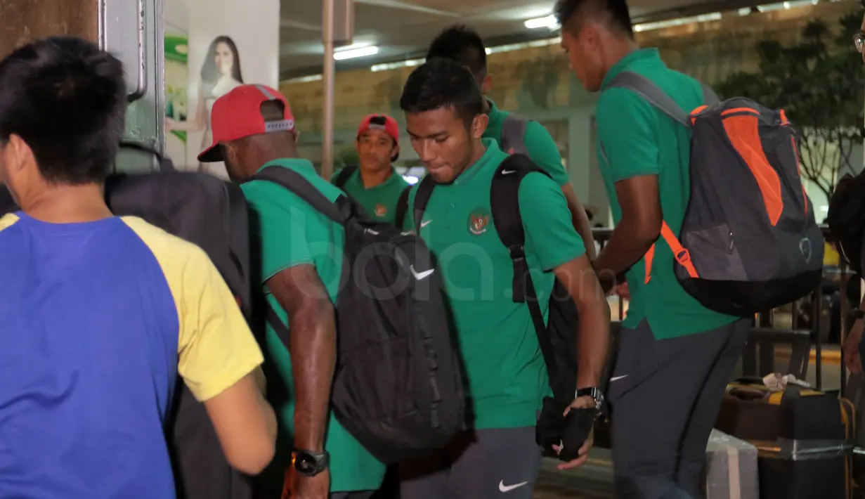 Kiper Timnas Indonesia, Teja Paku Alam, yang menggantikan Dian Agus turut serta dalam tim di Ninoy Aquino International Airport (NAIA), Manila, Filipina, (17/11/2016). (Bola.com/Nicklas Hanoatubun)