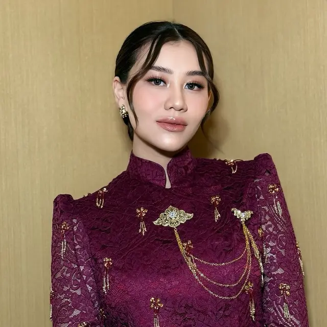 Lihat di sini inspirasi hairdo elegan untuk kondangan ala Aaliyah Massaid.