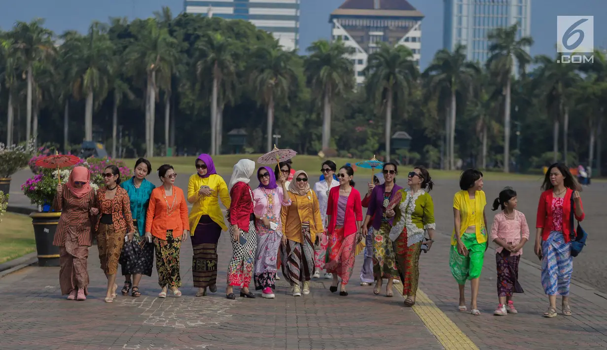 Sejumlah wanita mengenakan baju kebaya berjalan mengikuti hari Gerakan Nasional kembali ke busana identitas Indonesia di Jakarta, Selasa (2/7/2019). Gerakan ini dinamakan sebagai Selasa Berkebaya untuk mengajak anak-anak muda tetap menjaga kelestarian busana kebaya. (Liputan6.com/Faizal Fanani)