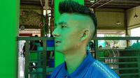 Pemain Persib, Kim Jeffrey Kurniawan, dengan potongan rambut baru bergaya Hawkeye. (Bola.com/Erwin Snaz)
