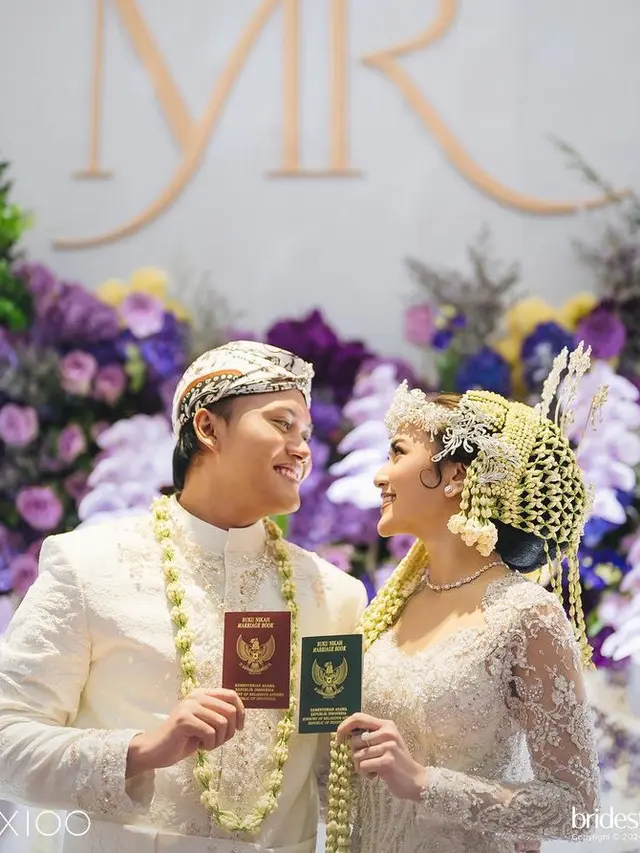 Rizky Febian dan Mahalini saat Akad Nikah kenakan adat Sunda. [Bridestory/@axioo]