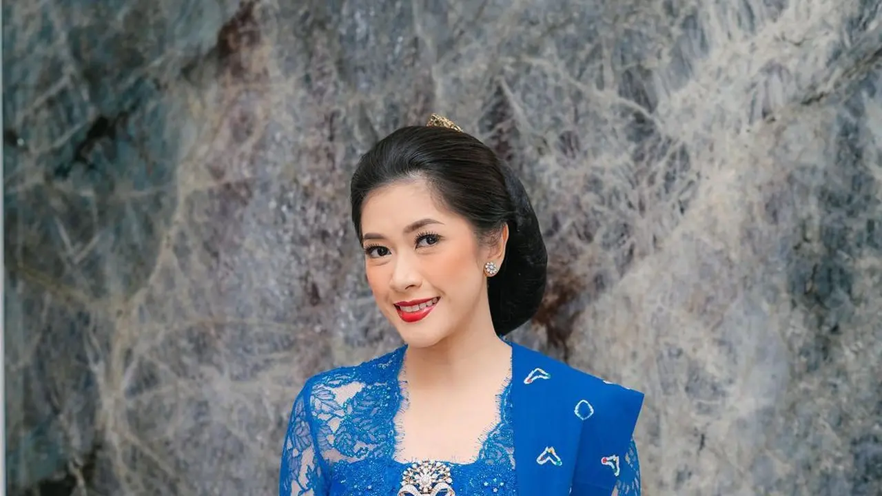 8 Potret Anggun Menantu SBY Aliya Rajasa dalam Balutan Kebaya, Inspirasi Gaya Kondangan hingga Wisuda
