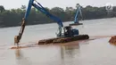 Alat berat mengeruk lumpur di kawasan Setu Babakan, Jakarta, Senin (7/5). Selain untuk menambah daya tampung air, pengerukan juga sebagai salah satu langkah pencegahan banjir di Ibu Kota. (Liputan6.com/Immanuel Antonius)