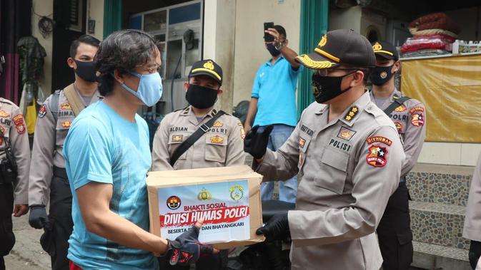 Jajaran Divisi Humas Polri bersama pengurus Bhayangkari membagikan 1.000 paket sembako yang ditujukan kepada masyarakat kurang mampu dan terdampak pandemi virus Corona Covid-19. (Foto: Humas Polri)