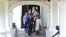 Presiden  Joko Widodo bersama ibu negara Iriana didampingi putra putrinya bersiap meninggalkan Istana Merdeka menuju gedung DPR, Jakarta, Minggu (20/10/2019). Jokowi bersama keluarga menuju DPR untuk dilantik menjadi presiden untuk kedua kalinya. (Liputan6.com/Angga Yuniar)