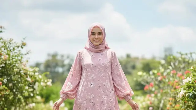 Model Gamis Batik Longgar Tampilan Syar'i