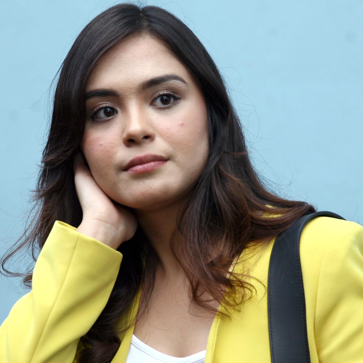 Vebby Palwinta Stres Tugas Akhir - News & Entertainment ...