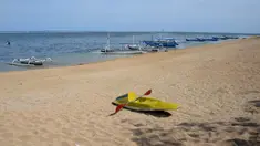 Pemandangan pantai tanpa orang di Sanur, Bali, Kamis (14/10/2021). Mulai hari ini, Bali kembali dibuka untuk wisatawan mancanegara dari 19 negara di tengah pandemi COVID-19. (SONY TUMBELAKA/AFP)