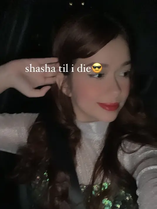 Dengan riasan wajah mengaplikasikan blush on pink, lipstick merah, dan riasan mata eyeshadow shimmer serta eyeliner wings nya.  [@rklopperr]