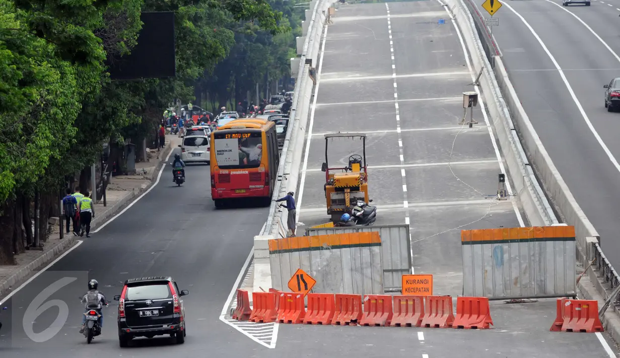 Pembangunan jalan layang (fly over) di Jalan Gatot Subroto, tepatnya di Perempatan Kuningan, Jakarta Selatan, mulai rampung, Jakarta, Minggu (27/12/2015). (Liputan6.com/Helmi Afandi) 