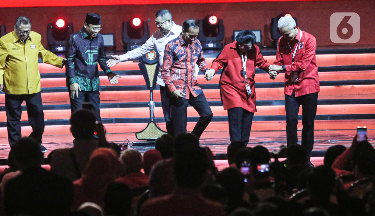 Momen tangan Ketua Umum PDI Perjuangan (PDIP) Megawati Soekarnoputri digandeng Presiden Jokowi dan calon Presiden Ganjar Pranowo berada di atas panggung saat pembukaan Rakernas IV PDIP di JIExpo Kemayoran, Jakarta. (Liputan6.com/Angga Yuniar)