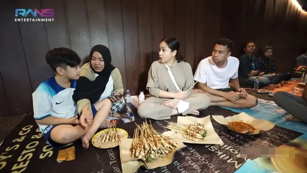 Rafathar diajak makan di pinggir jalan oleh Nagita Slavina dan Raffi Ahmad (YouTube - Rans Entertainment)