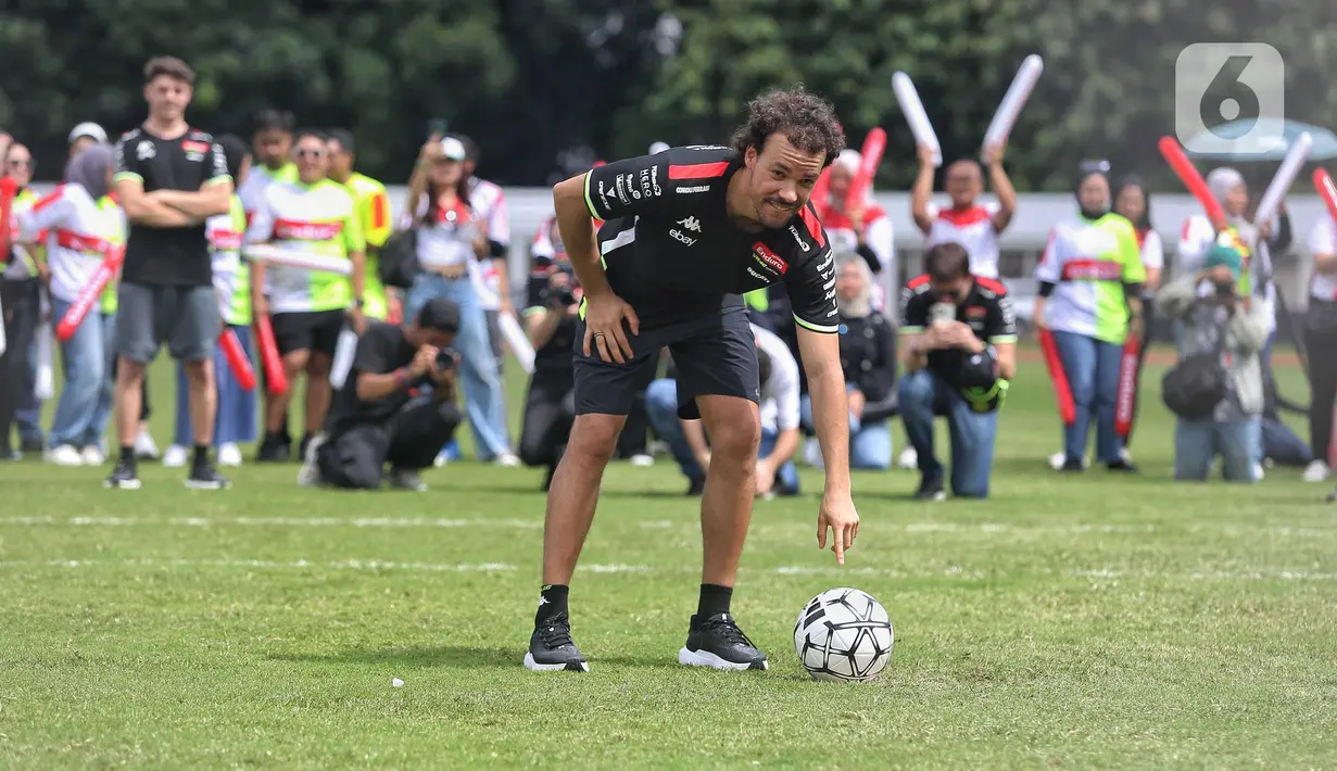 Franco Morbidelli dan Fabio Di Giannantonio menyempatkan “berguru” kemampuan sepak bola dengan tiga pesepakbola di antaranya, Rizky Ridho, Andritany Ardhiyasa dan Muhammad Ferrari. (Liputan6.com/Angga Yuniar)