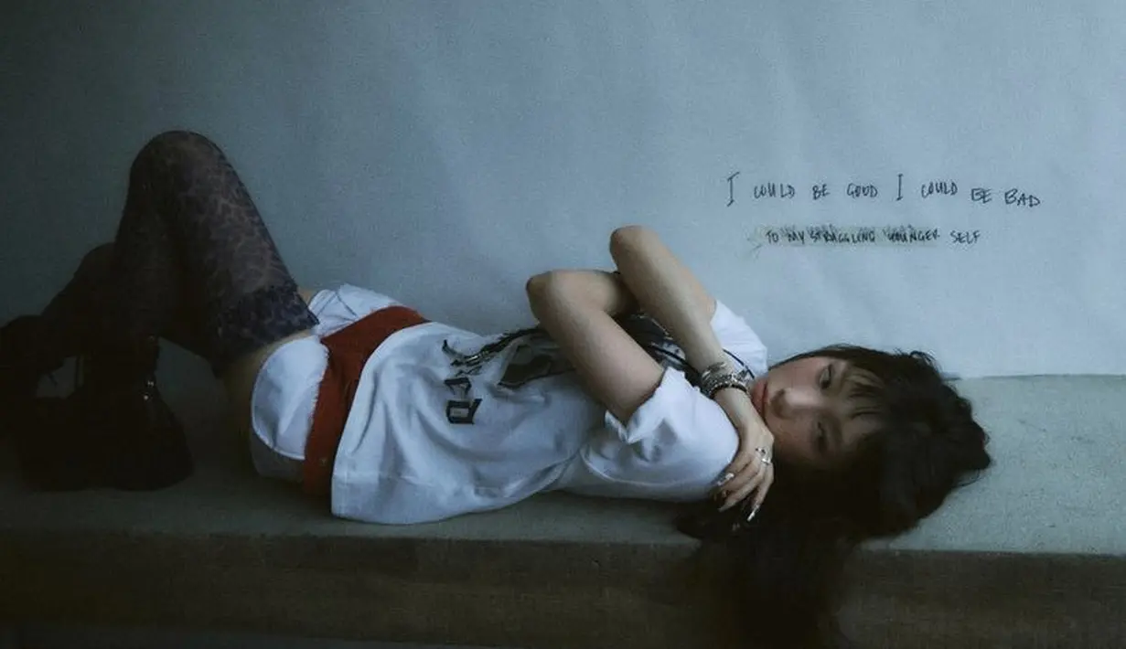 Ia mengenakan aksesori seperti gelang hitam dan cincin. [@taeyeon_ss]