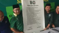 Ridwan Kamil tunjukan 9 janji yang menjadi syarat restu PKB (Liputan6.com/Kukuh Syaokani)