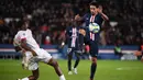 Bek PSG, Marquinhos, berebut bola dengan bek Lille, Tiago Djalo, pada laga Ligue 1 Prancis di Stadion Parc des Princes, Paris, Jumat (22/11). PSG menang 2-0 atas Lille. (AFP/Franck Fife)