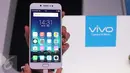 Produk terbaru smart phone Vivo V5s dipamerkan saat peluncuran di Jakarta, Rabu (10/5). Vivo V5s diluncurkan dengan mengandalkan kamera depan 20mp. (Liputan6.com/Angga Yuniar)