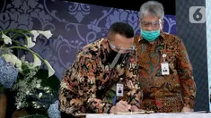 Direktur Operasional Ritel Askrindo Anton F Siregar saat penandatanganan kerjasama dengan perbankan dalam peluncuran Penjaminan Kredit Modal Kerja untuk UMKM di Jakarta, Rabu (8/7/2020). Penandatanganan dilakukan dengan program Pemulihan Ekonomi Nasional (PEN). (Liputan6.com/HO/Askrindo)
