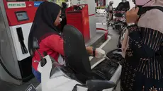 Seorang petugas mengisi tangki sepeda motor di sebuah Stasiun Pengisian Bahan Bakar Umum (SPBU) di pinggiran Jakarta, Senin 9 Maret 2026. Di tengah konflik Timur Tengah, pemerintah berencana meningkatkan infrastruktur penyimpanan hingga 3 bulan ke depan. (AP Photo/Tatan Syuflana)