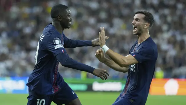 Ousmane Dembele (kiri) merayakan gol PSG ke gawang Tottenham di UEFA Super Cup 2025 di Bluenergy Stadium, Italia, Kamis (14/08/2025) dini hari WIB. (AP Photo/Darko Bandic)