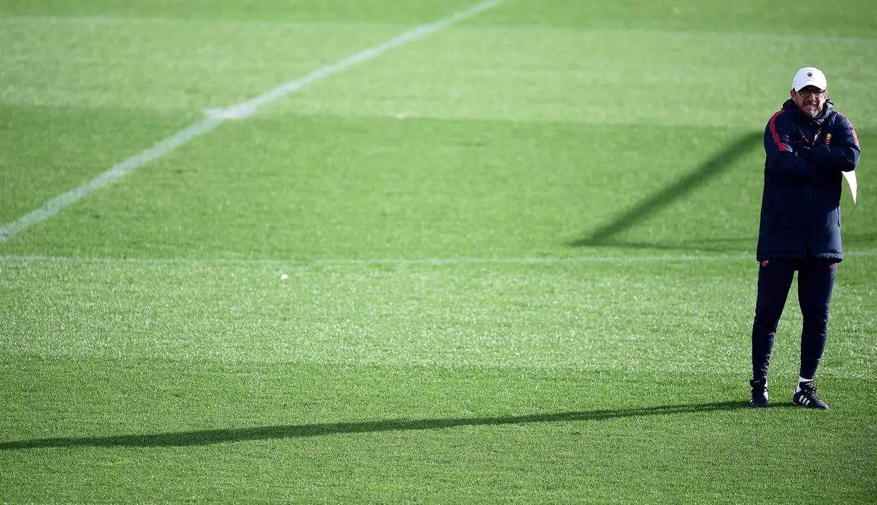 Pelatih AS Roma, Eusebio Di Francesco melihat para pemainnya berlatih jelang menghadapi Shakhtar Donetsk pada leg kedua 16 besar Liga Champions di tempat latihan Trigoria di kota Roma (12/3). (AFP Photo/Filippo Monteforte)
