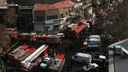 Asap hitam membumbung dari gedung pencakar langit tertua Iran, gedung Plasco, di pusat kota Teheran, Kamis (19/1). Gedung Plasco yang dibangun pada dekade 1960 adalah bangunan tinggi dan pusat perbelanjaan pertama di Teheran. (AP Photo/Vahid Salemi)