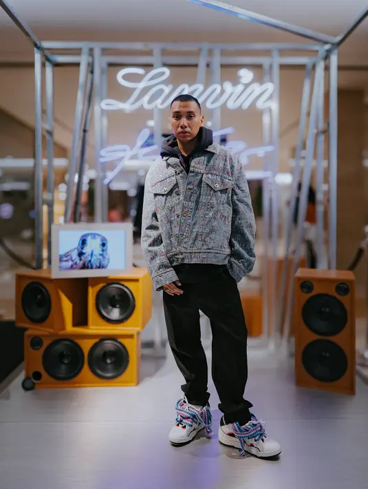 Rayi Putra tampak hadir mengenakan jacket berbagan jeans dari koleksi Lanvin x Future. Dengan detail gravity art bertuliskan Lanvin dan permainan pola dekonstruktif pada jacket, keseluruhan tampilan terlihat begitu edgy.  [ Foto dok Lanvin ]
