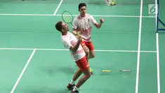 Ganda putra Indonesia, Fajar Alfian/M Rian Ardianto merayakan kemenangan atas pemain Jepang, Takuto Inoue/Yuki Kaneko pada semifinal Bulutangkis Beregu Putra Asian Games 2018 di Jakarta, Selasa (21/8). (Liputan6.com/Helmi Fithriansyah)