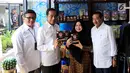 Presiden Joko Widodo, Dirut BRI Suprajarto, dan Direktur Mikro dan Kecil BRI Priyastomo, meninjau binaan Bank BRI, Rendang Uni Adek dari Buktinggi di Halal Park, Jakarta (16/4). Produk rendang yang telah diekspor ke luar negeri juga dipasarkan melalui IndonesiaMall. (Liputan6.com/Angga Yuniar)