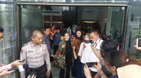 Istri Setya Novanto (batik cokelat) usai pemeriksaan di KPK. (Liputan6.com/Nanda Perdana Putra)