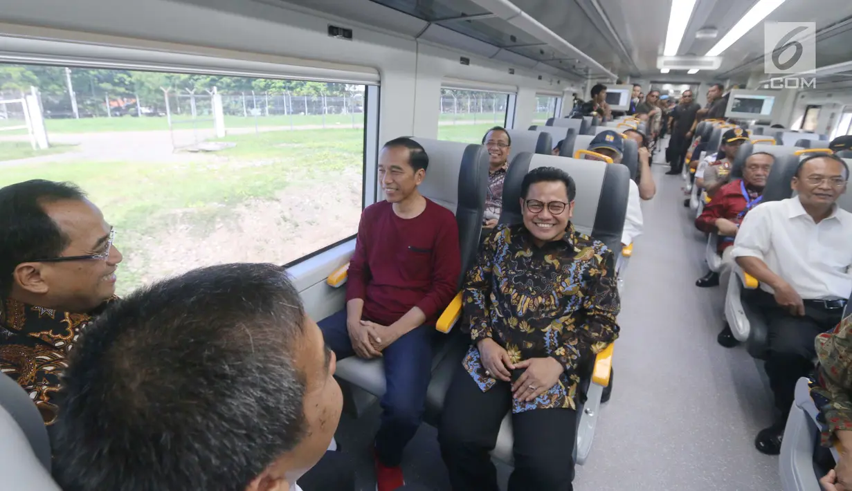 Presiden Joko Widodo (Jokowi) bersama rombongan menjajal menaiki kereta menuju Stasiun Sudirman Baru, Selasa (2/1). Jokowi bersama rombongan menjajal kereta bandara usai peresmian Stasiun Bandara Soekarno-Hatta. (Liputan6.com/Pool/Kurniawan)