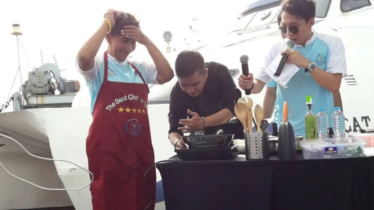 Menteri Kelautan dan Perikanan Susi Pudjiastuti unjuk kebolehan memasak di hadapan nelayan Muara Angke, Jakarta Utara. (Septian Deny/Liputan6.com)