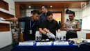 Petugas mengecek barang bukti kejahatan melalui internet saat rilis di Mabes Polri, Jakarta, Selasa (30/5). Petugas menahan enam tersangka dari empat kasus berbeda. (Liputan6.com/Helmi Fithriansyah)